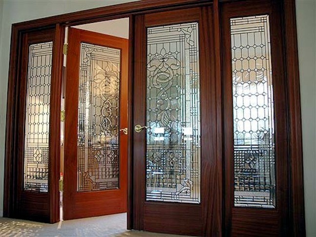 На фото: большая входная дверь в стиле неоклассика (современная классика) с двустворчатой входной дверью и входной дверью из темного дерева с
