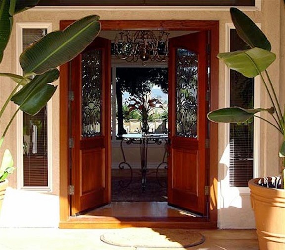Exempel på en klassisk ingång och ytterdörr, med en dubbeldörr och mörk trädörr