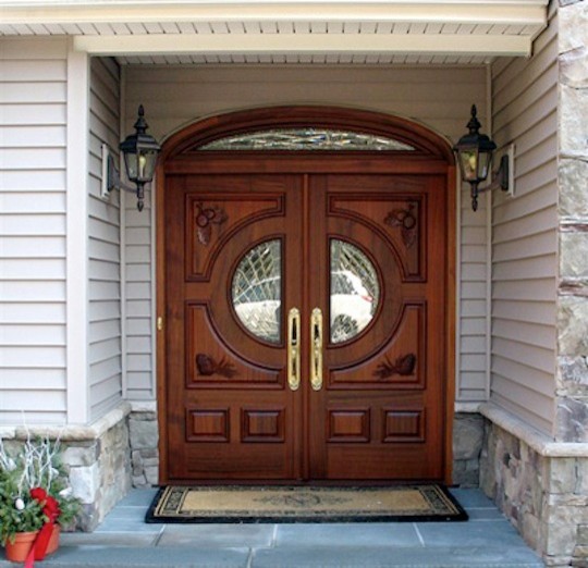 Источник вдохновения для домашнего уюта: входная дверь в стиле неоклассика (современная классика) с двустворчатой входной дверью и входной дверью из дерева среднего тона