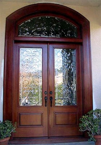 Réalisation d'une porte d'entrée tradition avec une porte double et une porte en bois brun.