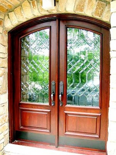 Foto de puerta principal clásica renovada con puerta doble y puerta de madera en tonos medios