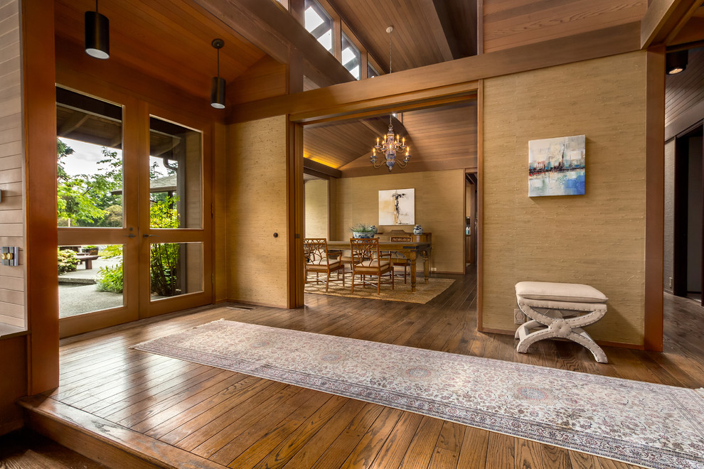 Großes Asiatisches Foyer mit braunem Holzboden, Doppeltür, brauner Wandfarbe, hellbrauner Holzhaustür und braunem Boden in Seattle