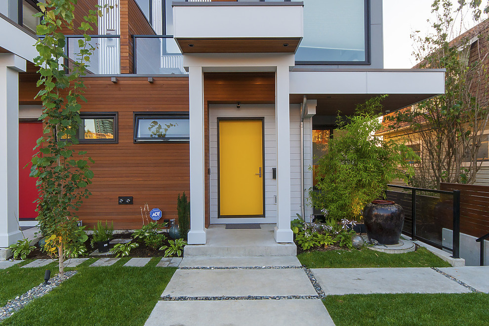 Bild på en funkis ingång och ytterdörr, med en enkeldörr och en gul dörr