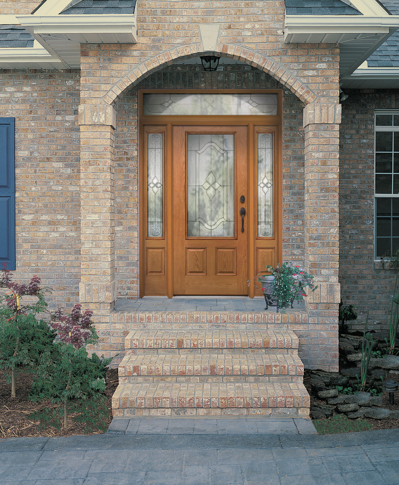 Foto de puerta principal de estilo americano de tamaño medio con puerta simple y puerta de madera en tonos medios