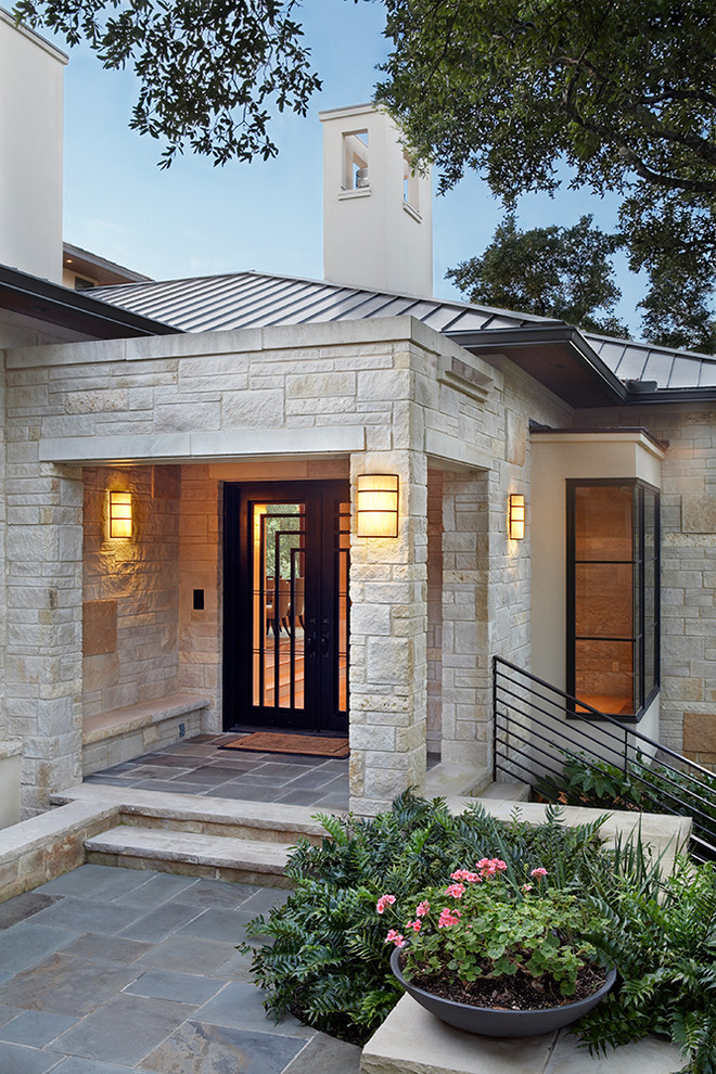 Großes Modernes Foyer mit Doppeltür, Haustür aus Metall, weißer Wandfarbe, Schieferboden und grauem Boden in Austin