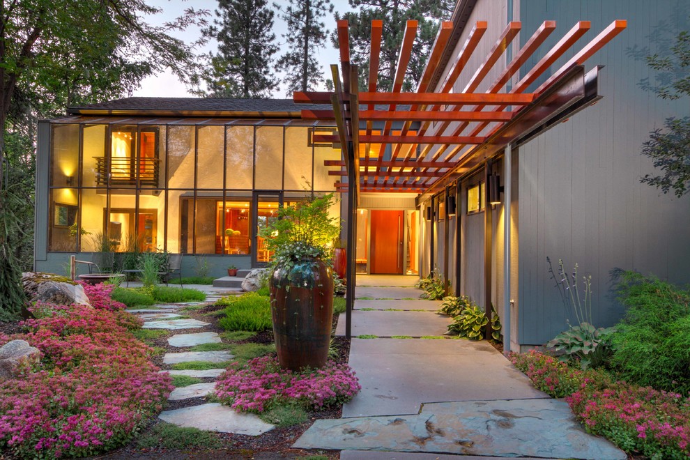 Mittelgroße Moderne Haustür mit Drehtür und hellbrauner Holzhaustür in Seattle