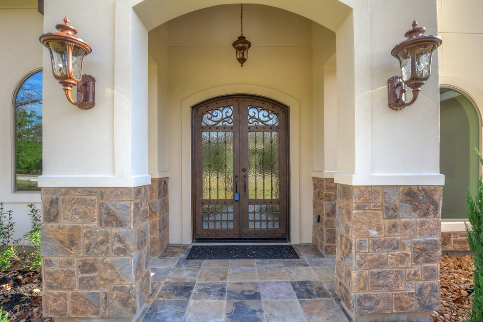 Große Mediterrane Haustür mit Doppeltür, Haustür aus Metall, beiger Wandfarbe, Schieferboden und schwarzem Boden in Houston