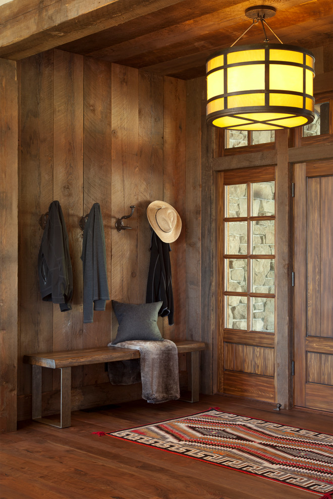 Imagen de puerta principal de estilo americano de tamaño medio con paredes marrones, suelo de madera en tonos medios, puerta simple y puerta de madera en tonos medios