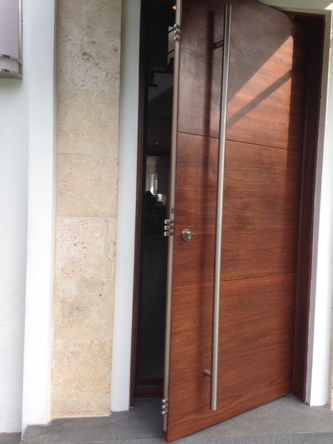 Moderne Haustür mit Drehtür und hellbrauner Holzhaustür in Miami