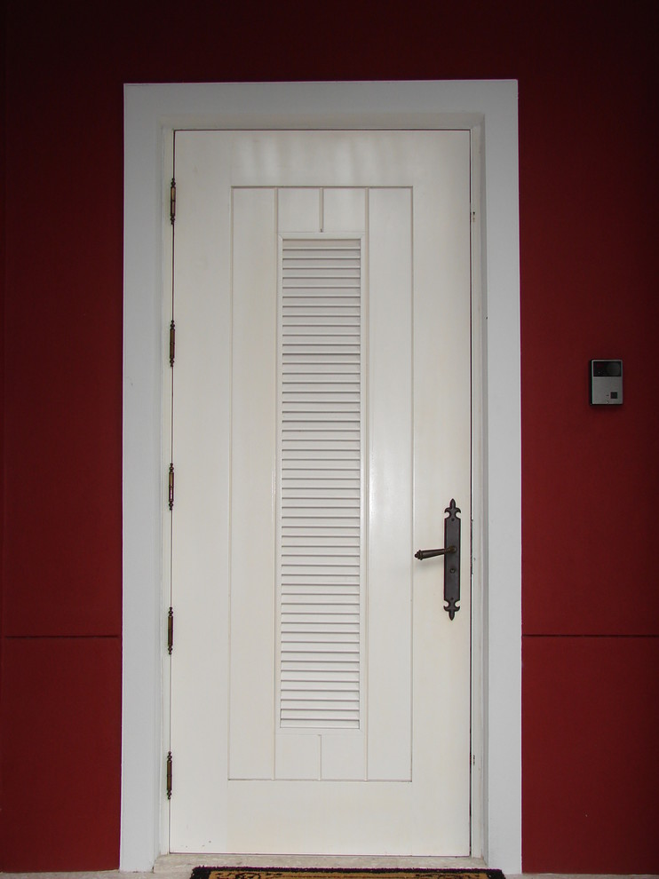 Exempel på en medelhavsstil ingång och ytterdörr, med en enkeldörr och en vit dörr