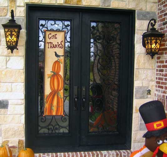 На фото: входная дверь в классическом стиле с двустворчатой входной дверью и черной входной дверью с
