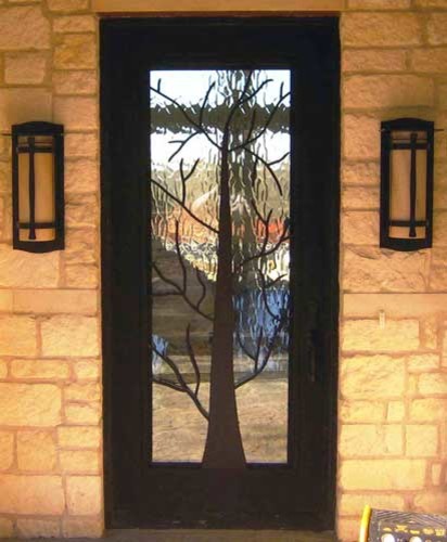 Пример оригинального дизайна: входная дверь в стиле неоклассика (современная классика) с одностворчатой входной дверью и черной входной дверью