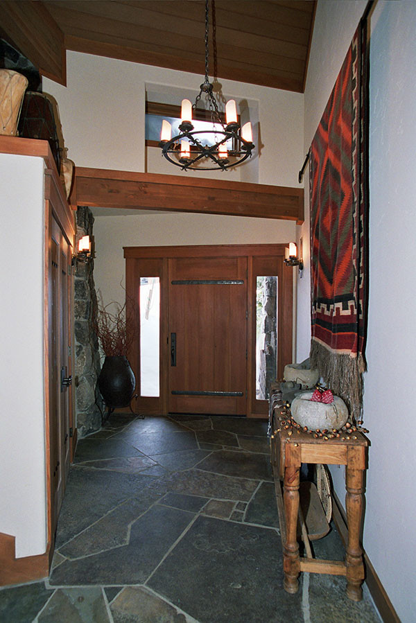 Foto på en rustik entré, med en enkeldörr