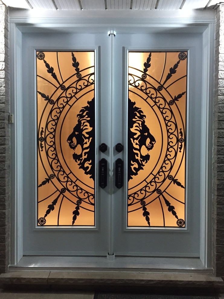 他の地域にある中くらいなトランジショナルスタイルのおしゃれな玄関ドア (ガラスドア) の写真