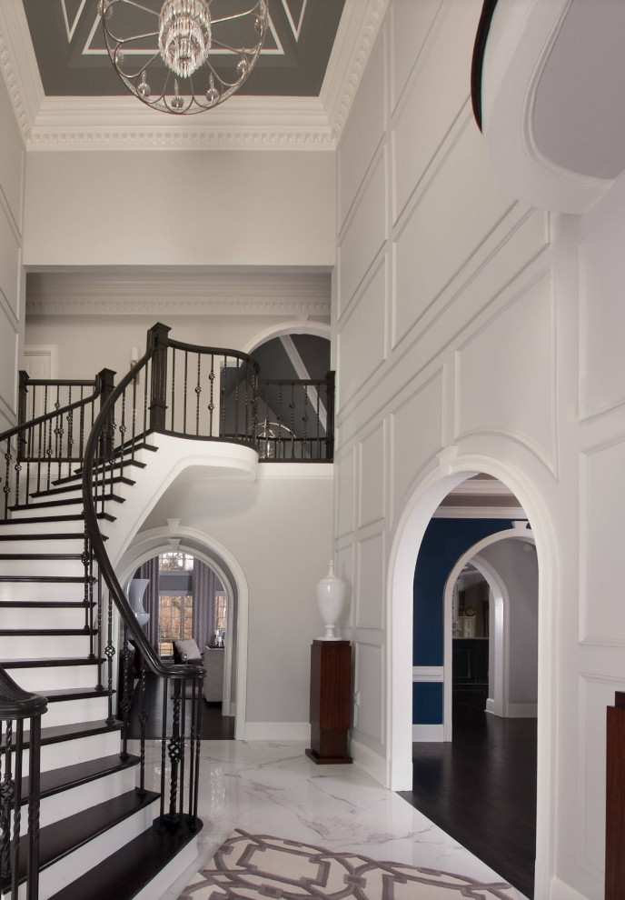 Mittelgroßes Klassisches Foyer mit grauer Wandfarbe, Marmorboden, Doppeltür, weißem Boden, eingelassener Decke, vertäfelten Wänden, Haustür aus Glas und Treppe in Atlanta