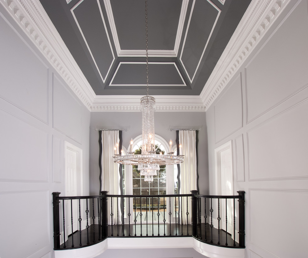 Idée de décoration pour un hall d'entrée tradition de taille moyenne avec un mur blanc, un sol en marbre, une porte double, une porte en verre et un sol blanc.