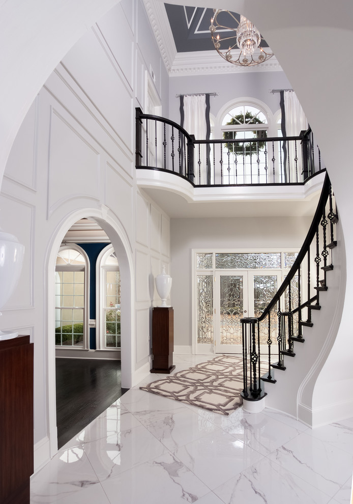 Источник вдохновения для домашнего уюта: фойе среднего размера в классическом стиле с белыми стенами, мраморным полом, двустворчатой входной дверью, стеклянной входной дверью и белым полом