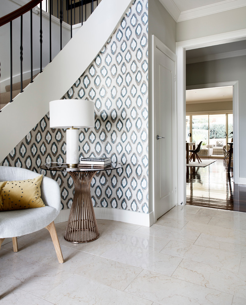 Источник вдохновения для домашнего уюта: фойе среднего размера в стиле неоклассика (современная классика) с серыми стенами