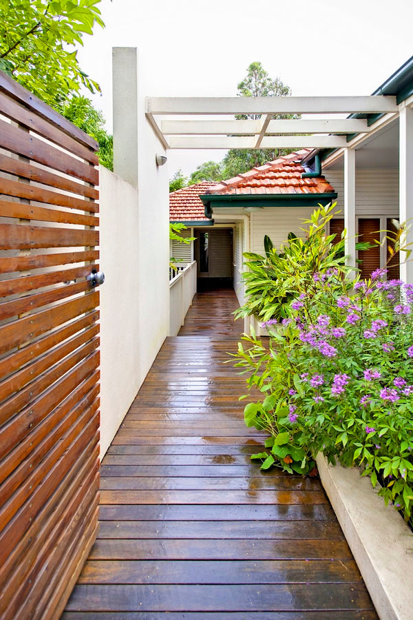Mittelgroßer Moderner Eingang mit weißer Wandfarbe, dunklem Holzboden und braunem Boden in Brisbane