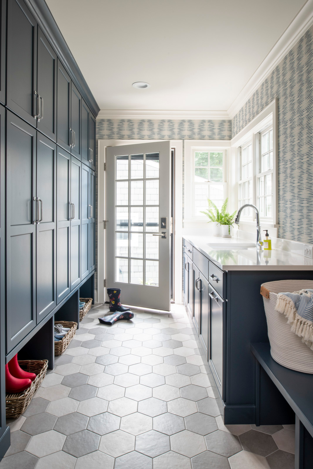 75 Beautiful Wallpaper Entryway With A Glass Front Door Pictures Ideas October 21 Houzz