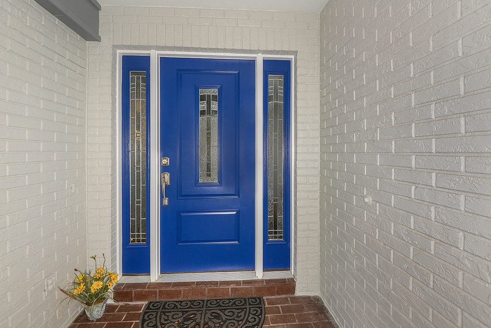 Идея дизайна: входная дверь среднего размера в современном стиле с серыми стенами, кирпичным полом, одностворчатой входной дверью и синей входной дверью