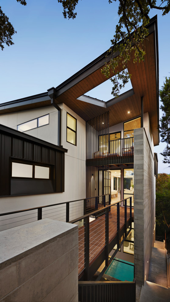 Mittelgroße Moderne Haustür mit weißer Wandfarbe, dunklem Holzboden, Drehtür, Haustür aus Glas, braunem Boden und Holzdecke in Austin