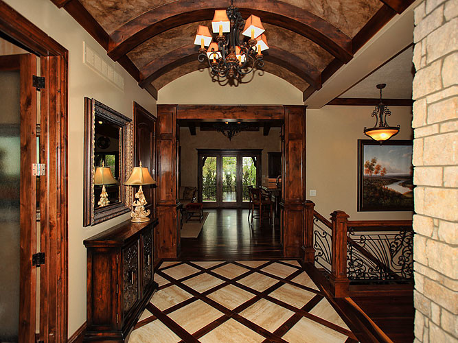 Großes Mediterranes Foyer mit beiger Wandfarbe und dunklem Holzboden in Wichita