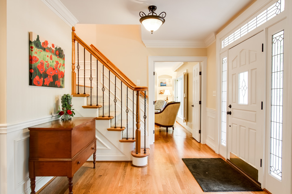 Mittelgroße Klassische Haustür mit beiger Wandfarbe, braunem Holzboden, Einzeltür, weißer Haustür und braunem Boden in Louisville