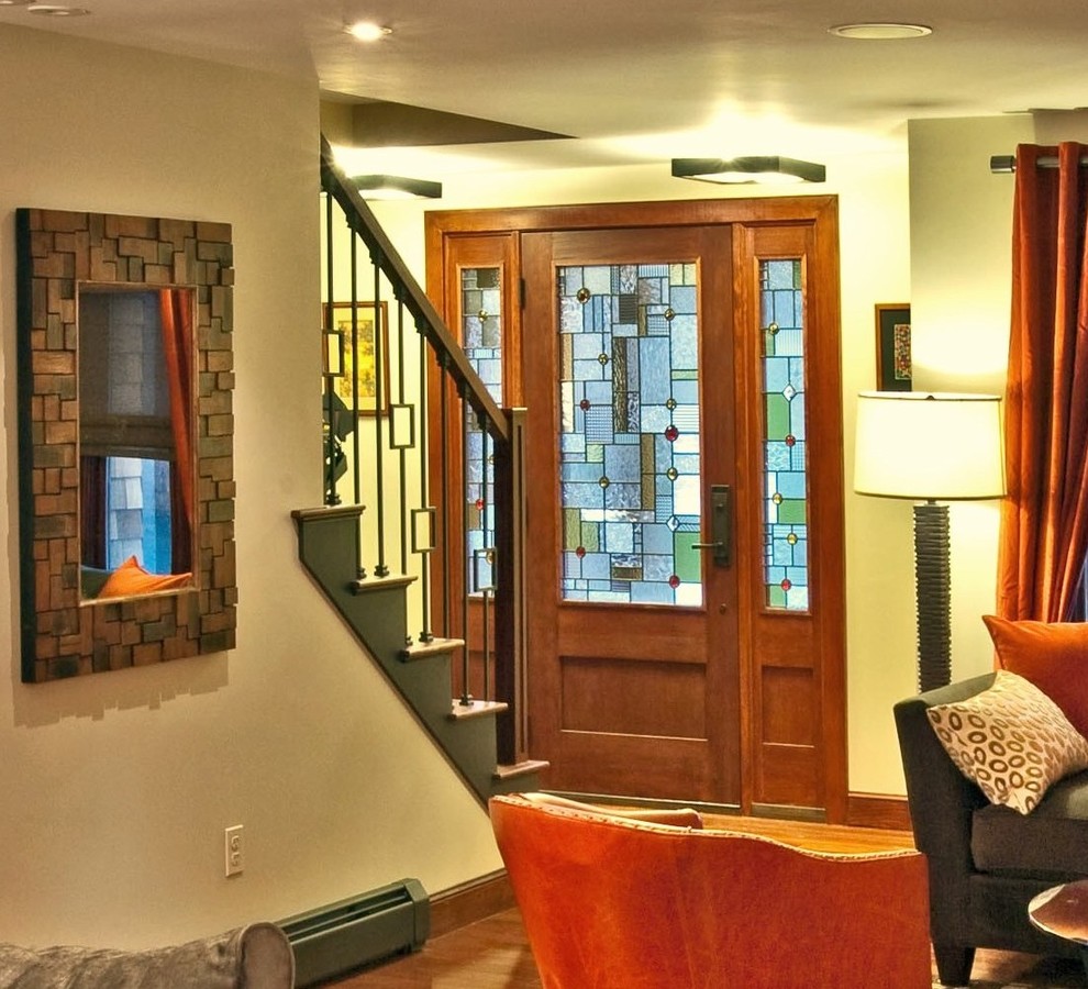 Esempio di una porta d'ingresso boho chic di medie dimensioni con pareti beige, pavimento in legno massello medio, una porta singola e una porta in legno bruno