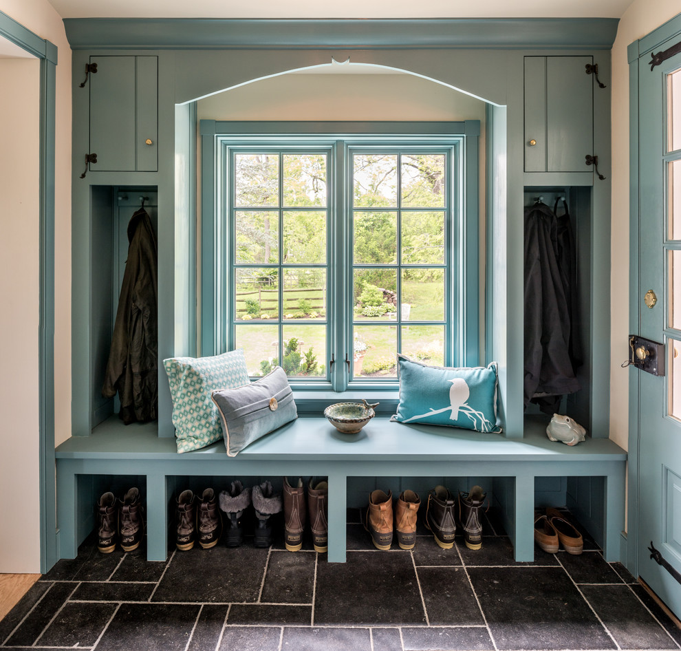 Стильный дизайн: большой тамбур со шкафом для обуви в классическом стиле с одностворчатой входной дверью, синей входной дверью и черным полом - последний тренд