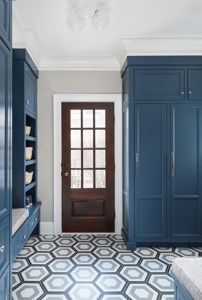 Стильный дизайн: тамбур в стиле неоклассика (современная классика) с серыми стенами, одностворчатой входной дверью, входной дверью из темного дерева и разноцветным полом - последний тренд