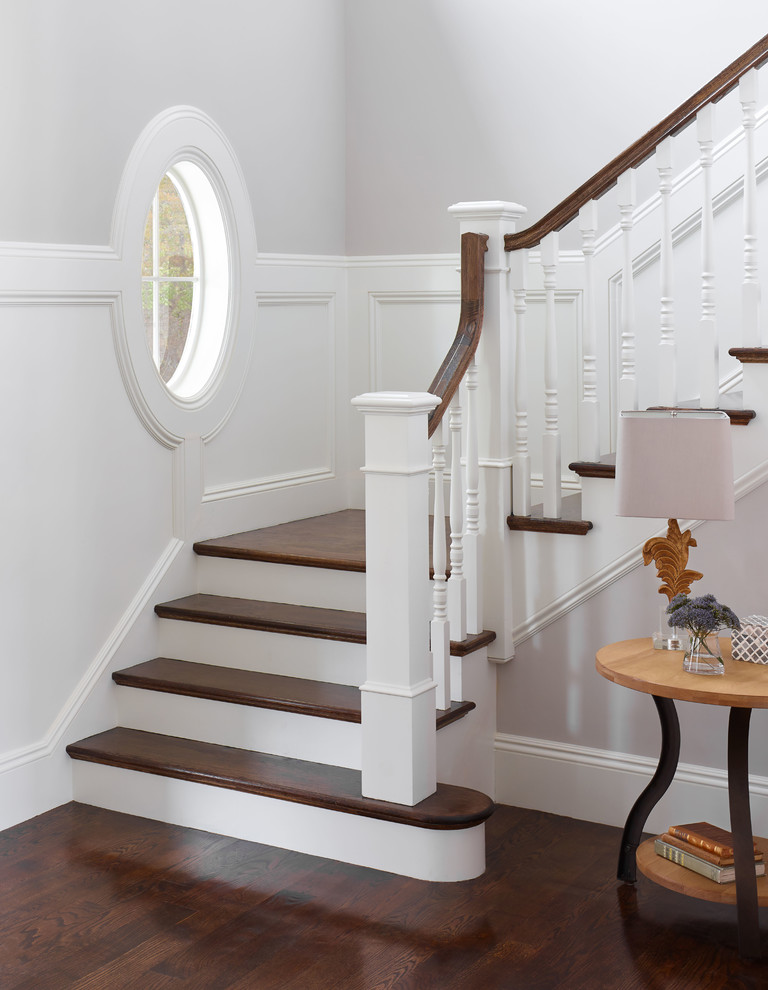 Свежая идея для дизайна: большая лестница в классическом стиле - отличное фото интерьера