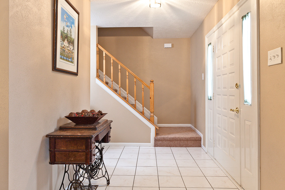 Example of a classic entryway design in Houston