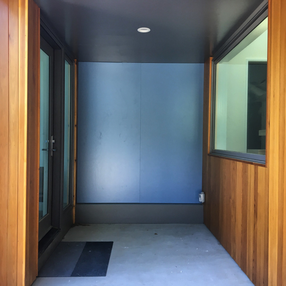 Источник вдохновения для домашнего уюта: маленький вестибюль в стиле ретро с синими стенами, бетонным полом, одностворчатой входной дверью, металлической входной дверью и серым полом для на участке и в саду