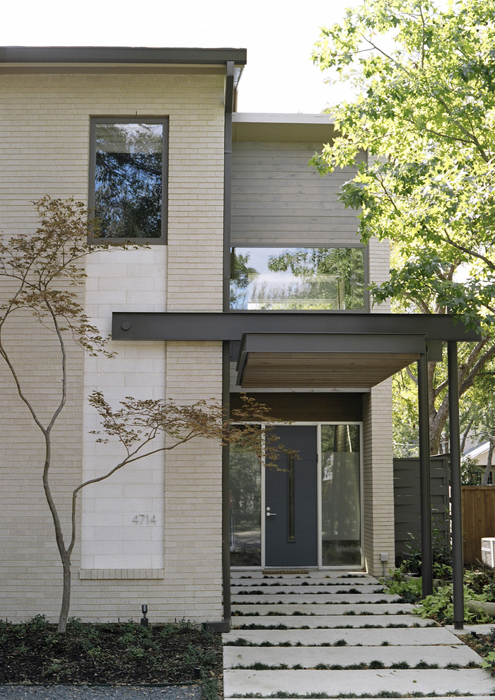 Moderner Eingang mit Einzeltür und schwarzer Haustür in Dallas