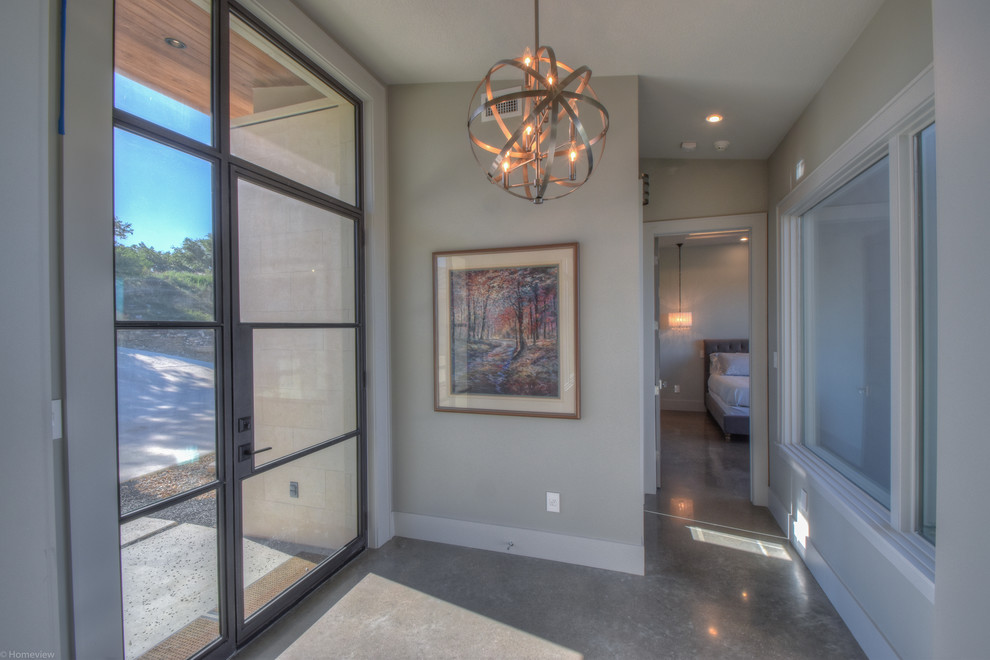 Mittelgroßes Modernes Foyer mit grauer Wandfarbe, Betonboden, Einzeltür und Haustür aus Metall in Austin