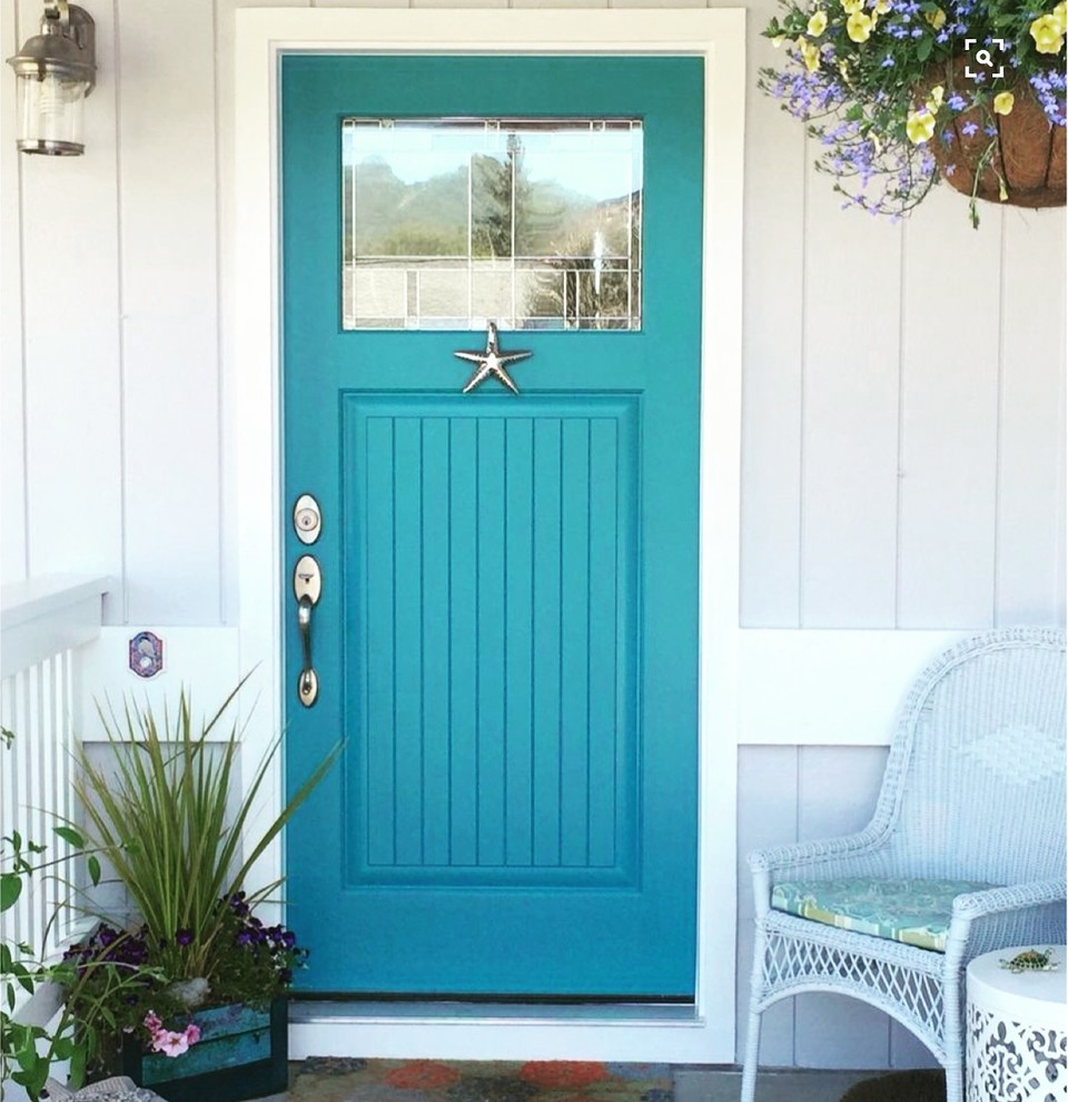Cette image montre une entrée marine avec une porte simple et une porte bleue.