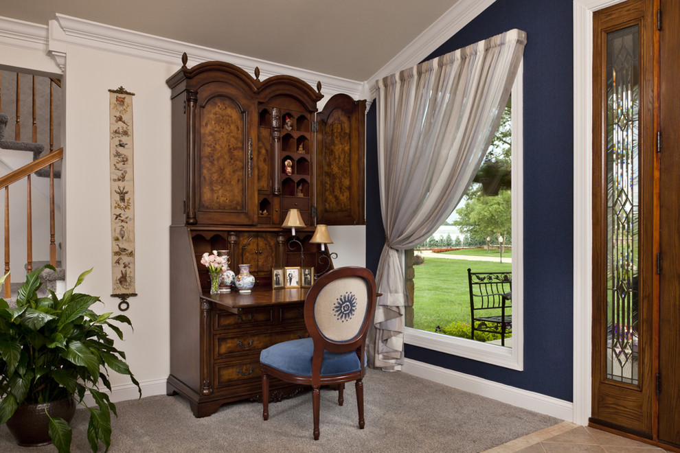 На фото: фойе среднего размера в классическом стиле с синими стенами, ковровым покрытием, входной дверью из темного дерева и одностворчатой входной дверью с
