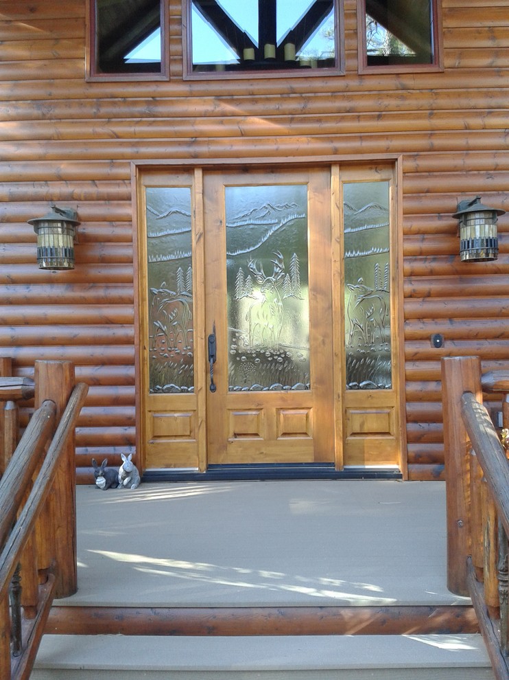 フェニックスにあるお手頃価格の中くらいなラスティックスタイルのおしゃれな玄関ドア (淡色木目調のドア、茶色い壁、淡色無垢フローリング、グレーの床) の写真