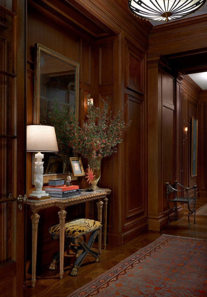 Klassisches Foyer mit braunem Holzboden in Chicago