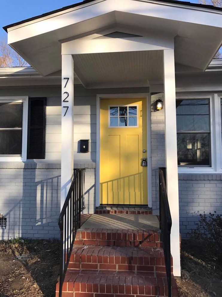 Kleine Moderne Haustür mit grauer Wandfarbe, Backsteinboden, Einzeltür und gelber Haustür in Raleigh