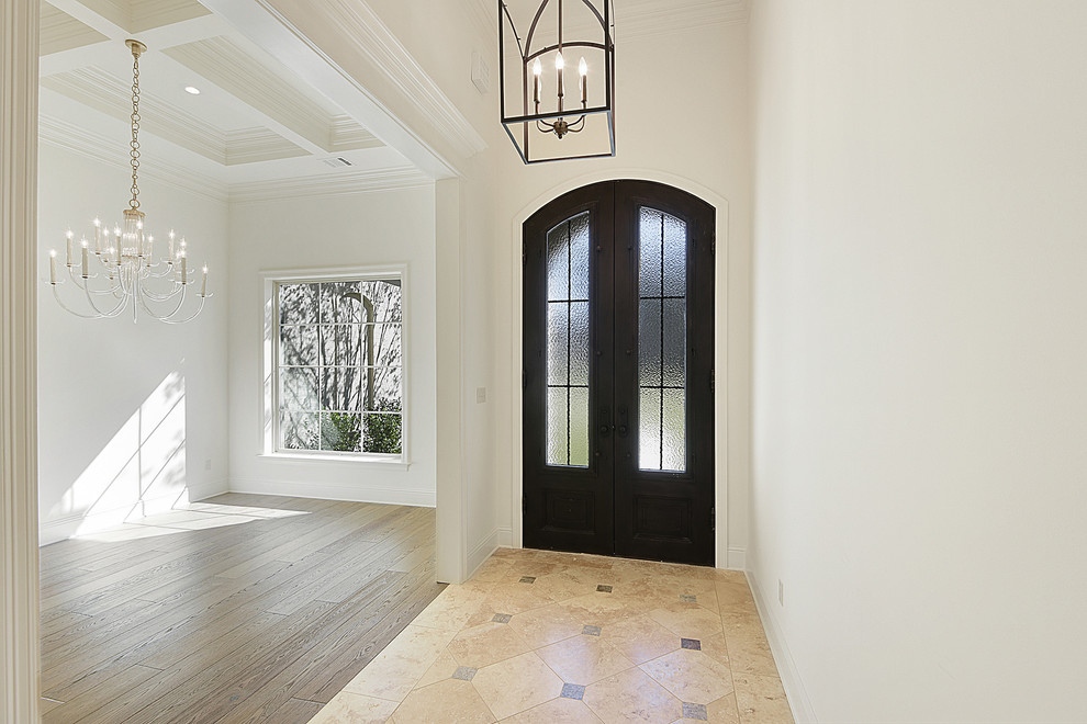 Свежая идея для дизайна: большой тамбур в стиле неоклассика (современная классика) с белыми стенами, полом из травертина, двустворчатой входной дверью и металлической входной дверью - отличное фото интерьера