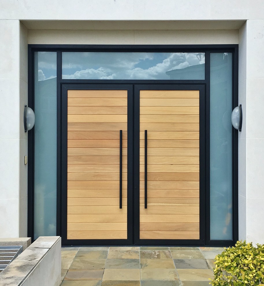 Cette image montre une grande porte d'entrée minimaliste avec une porte double et une porte en bois clair.