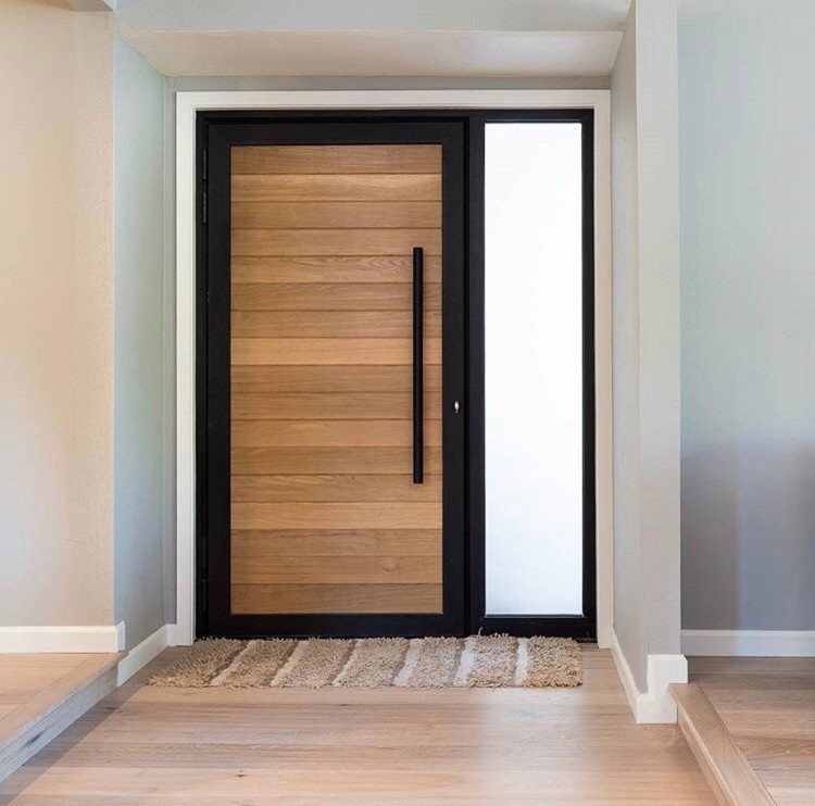 Cette image montre une porte d'entrée minimaliste de taille moyenne avec une porte simple et une porte en bois brun.