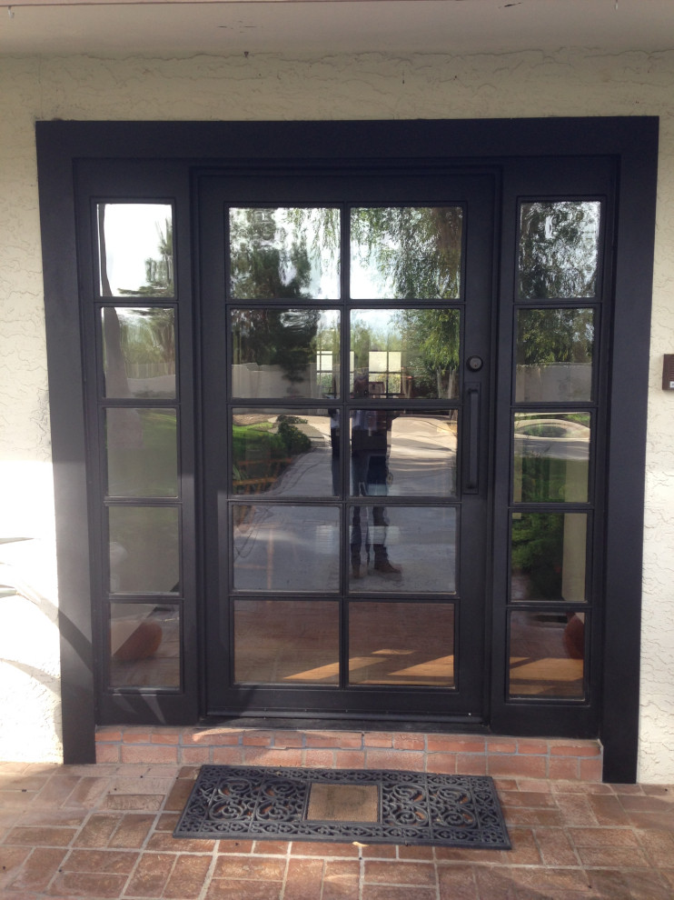 Klassische Haustür mit Einzeltür und schwarzer Haustür in Phoenix