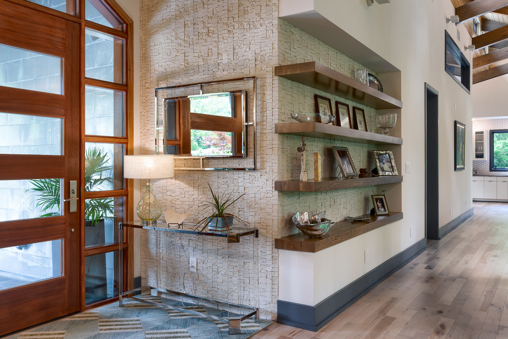 Mittelgroßes Maritimes Foyer mit metallicfarbenen Wänden, hellem Holzboden, Einzeltür, hellbrauner Holzhaustür und grauem Boden in Charlotte