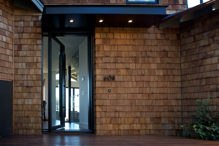 Ispirazione per una porta d'ingresso minimalista con una porta a pivot e una porta nera