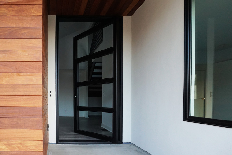 Große Moderne Haustür mit Drehtür und schwarzer Haustür in San Diego