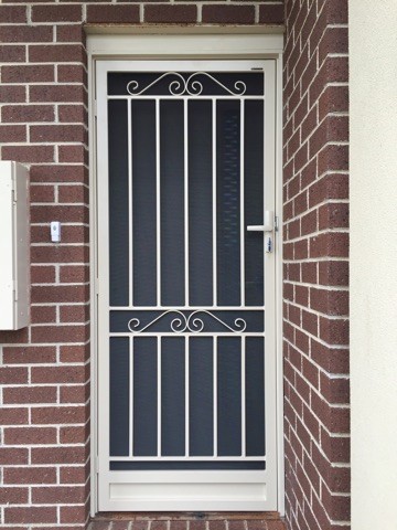 На фото: входная дверь среднего размера в викторианском стиле с одностворчатой входной дверью с