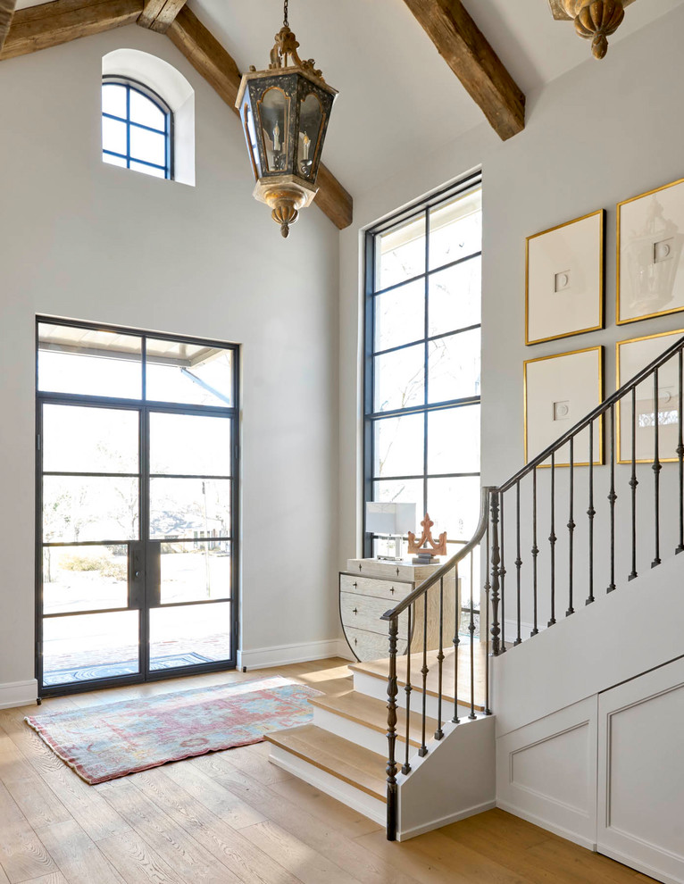 Exemple d'un hall d'entrée chic de taille moyenne avec un mur gris, parquet clair, une porte double, une porte en verre et un sol beige.